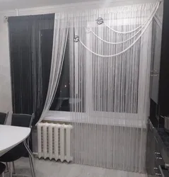 Mətbəx fotoşəkilinin daxili hissəsindəki pərdələr iplik fotoşəkili