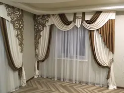Заманауи стильдегі фотодағы қонақ бөлмесіндегі ламбрекин