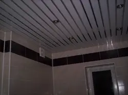 Фото дизайн ванной комнаты пластиковый потолок