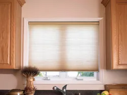 Mətbəx fotoşəkili üçün diyircəkli pərdələr