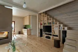Фото интерьера гостиной с лестницей