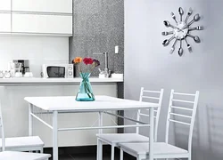 Mətbəx dizaynında masanın üstündəki divar
