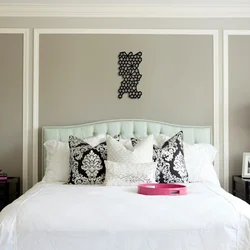 Wall decor above the bed in the bedroom photo