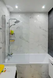 Мәрмәр плиткадағы шағын ванна фотосуреті