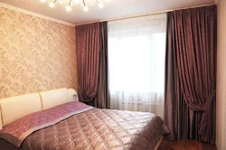 Combination of wallpaper and curtains in the bedroom interior