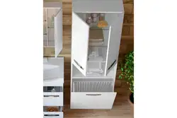 Жуынатын бөлмедегі фотосуреттегі кір себеттері бар гардероб
