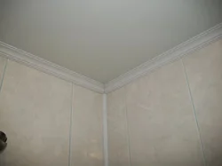 Shiftdagi fotosuratda hammomdagi plinth