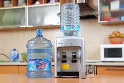 Бутыль с водой на кухне фото
