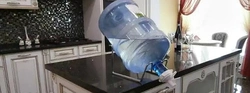 Бутыль с водой на кухне фото