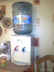 Бутыль с водой на кухне фото