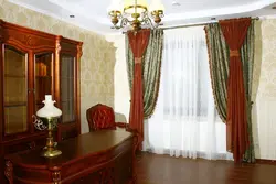 Tavan kornişində oturma otağı üçün pərdələrin dizaynı