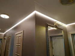 Koridorda Işıqlandırma Ilə Asma Tavanların Fotoşəkili