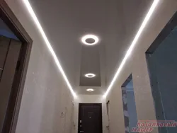 Koridorda işıqlandırma ilə asma tavanların fotoşəkili