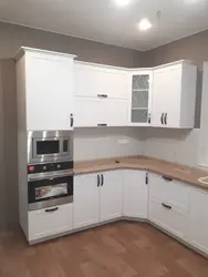 Дизайн угловой кухни белого цвета