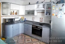 Раковина мен тоңазытқыш фотосуреті бар бұрыштық асүйлер