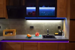 LED işıqlandırma fotoşəkili olan mətbəxlər