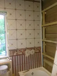 Ванная комната из пластиковых панелей дизайн в деревянном доме