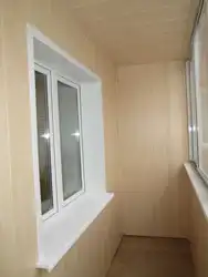 MDF panelləri ilə lodjiyanı əhatə edən fotoşəkil