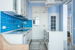Белая кухня с синим фартуком фото