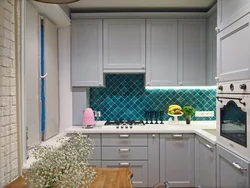Ko'k apron fotosurati bilan oq oshxona