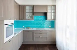 Белая кухня з сінім фартухом фота