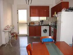 Deraza va ikkita eshikli oshxona dizayni