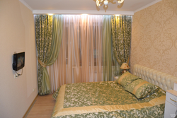 Түсқағазды жатын бөлмесінің фотосуретіндегі гүлдермен сәйкестендіру үшін перделерді қалай таңдауға болады