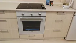 Cooktop сафед ва танӯр дар акс ошхона