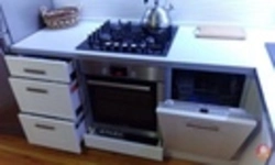 Mətbəxdə ağ soba və soba fotoşəkili