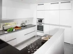 Mətbəxdə ağ soba və soba fotoşəkili