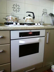 Cooktop сафед ва танӯр дар акс ошхона