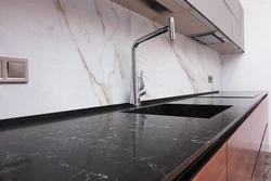 Акси ошхона бо countertop сиёҳ ва акс пешдоман