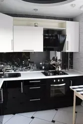 Черный кухонный гарнитур в маленькую кухню фото