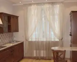 Какая тюль в моде на кухне фото
