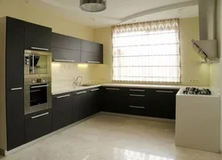 Ошхонаи кунҷи дарунсохт бо акси тиреза