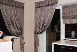Шығуы Бар Ас Үй Терезесіндегі Перделердің Фотосы