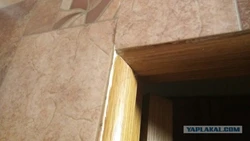 Линолеум дар девор дар тарҳрезии ҳаммом