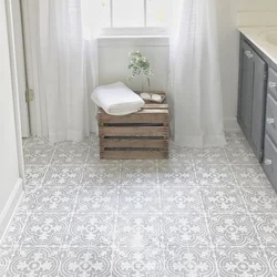 Banyonun dizaynında divarda linoleum