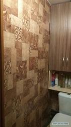 Линолеум дар девор дар тарҳрезии ҳаммом