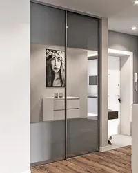 Koridor dizaynında güzgülü qarderob