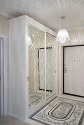 Шафа люстраная ў пярэдні пакой дызайн