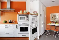 Дызайн кухні з аранжавым халадзільнікам