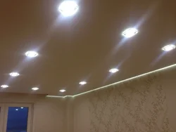Дызайн святла ў спальні на столі