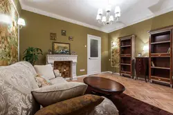 Klassik üslubda foto mənzildə qaranlıq mebel ilə salon daxili