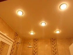 Vanna otağı fotoşəkilində tavandakı lampalar