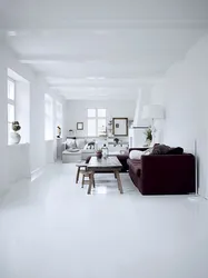 Daxili fotoşəkildə ağ divarları olan mənzillər