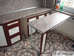 Ошхонаҳо бо мизи кашолашаванда аз зери акси countertop