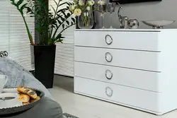 Жатын бөлмесіндегі жәшіктердің комод фотосы заманауи стильде