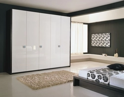 Photo of a bedroom in a modern style with a compartment