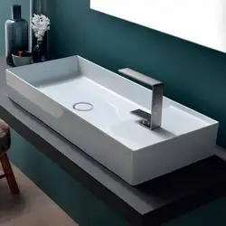 Vanna otağı fotoşəkilində yerüstü lavabo